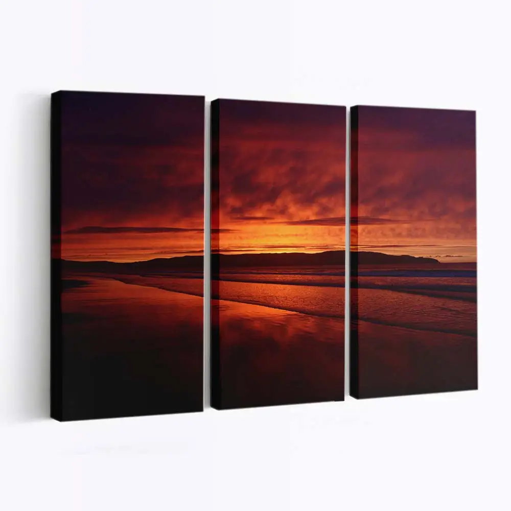 Leuchtend Roter Sonnenuntergangshimmel am Strand Leinwandbild