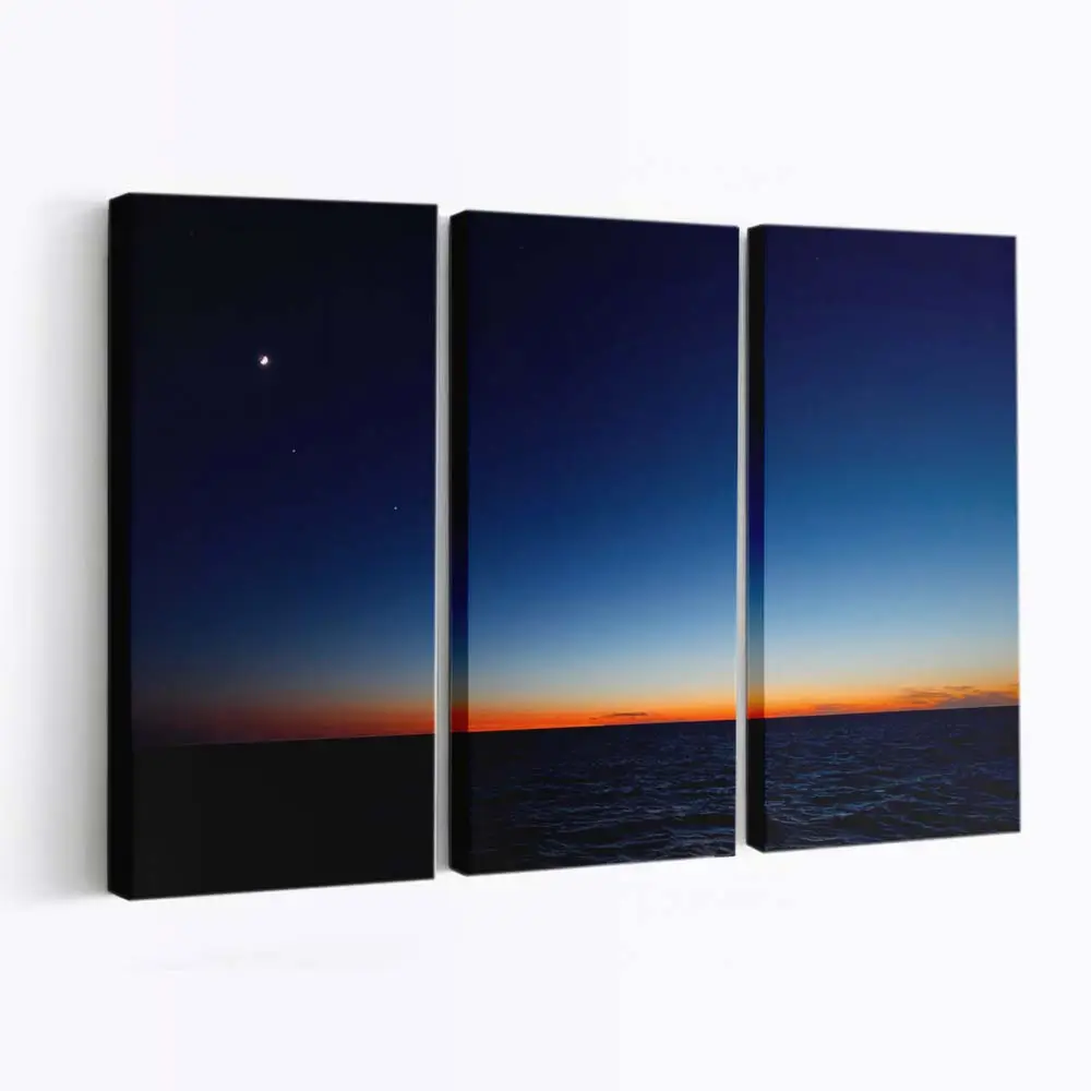 Skyline am Meeresstrand bei Einbruch der Dunkelheit Leinwandbild