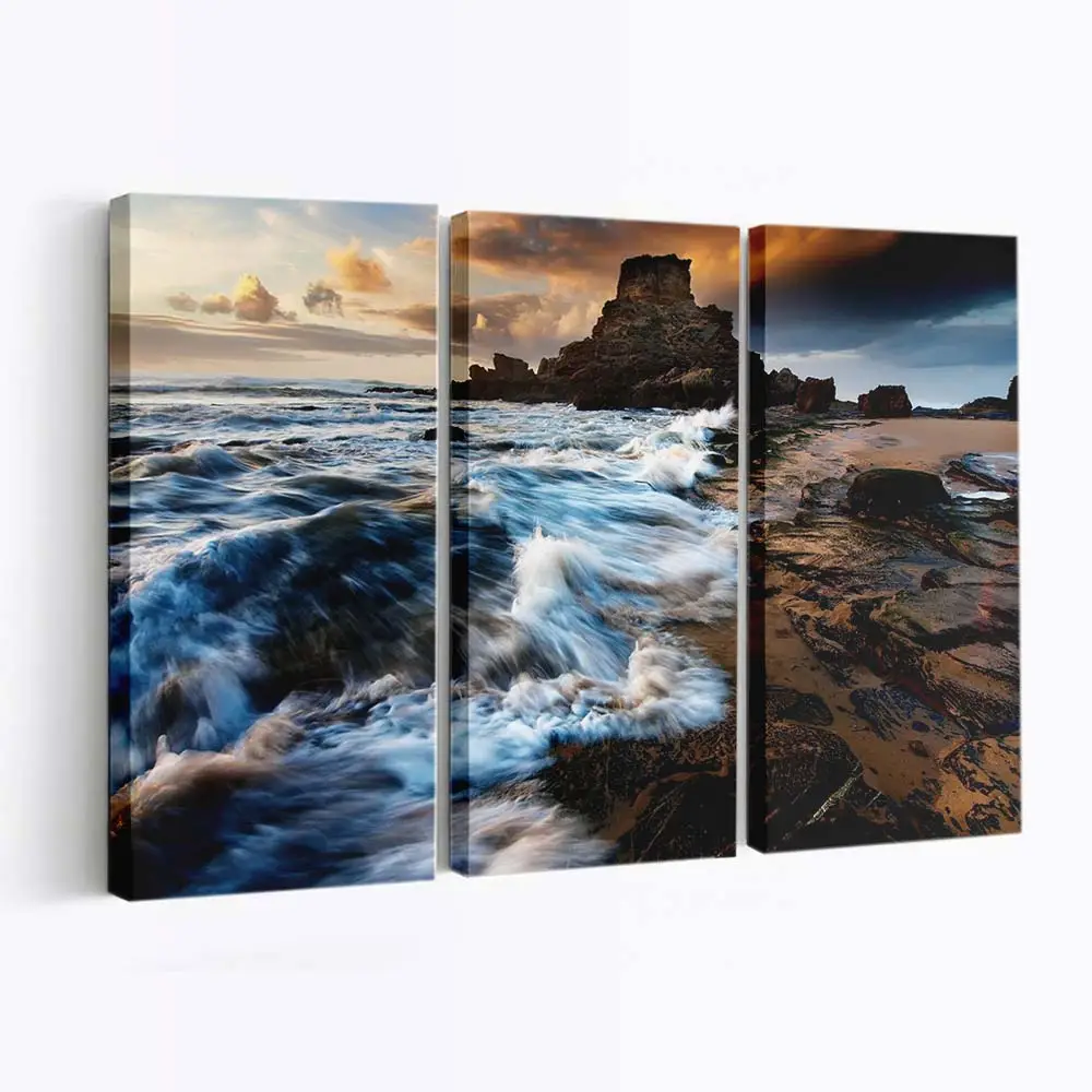 Spritzende Meereswellen an einer Sandküste Leinwandbild
