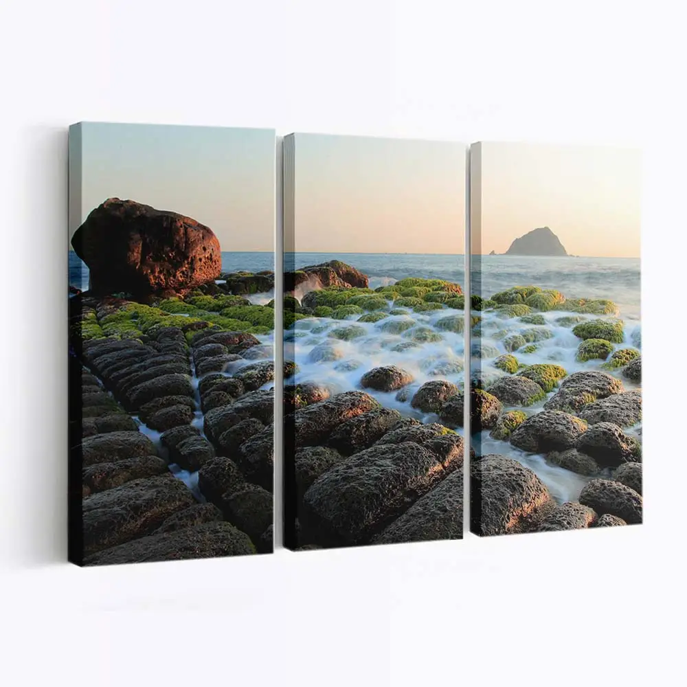 Ungewöhnliche Felsformation am Meer Leinwandbild