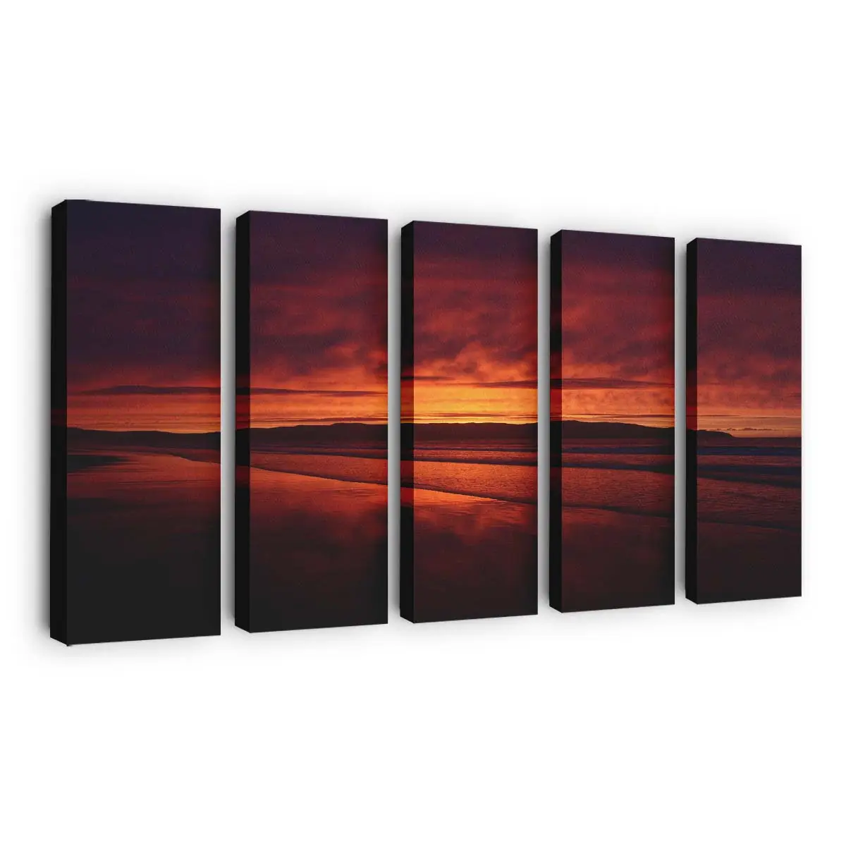 Leuchtend Roter Sonnenuntergangshimmel am Strand Leinwandbild