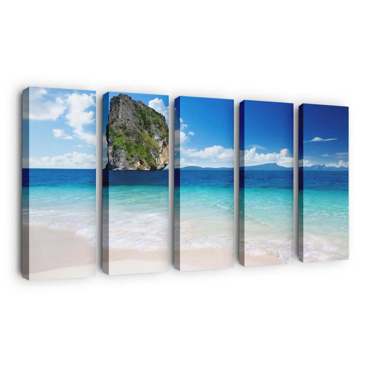 Riesige Felsformation an der Küste am Meer Leinwandbild