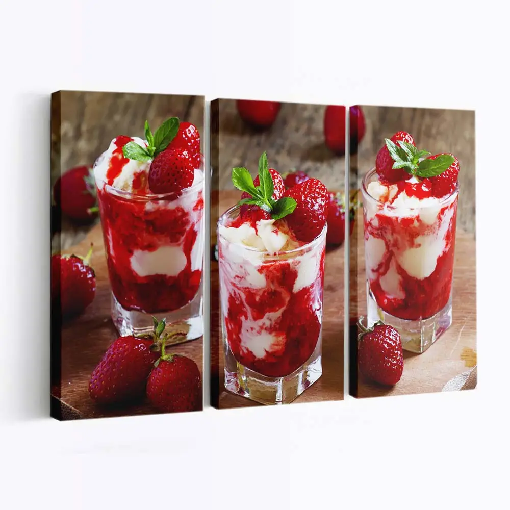 Cremiges Erdbeereis-dessert im Glas Leinwandbild