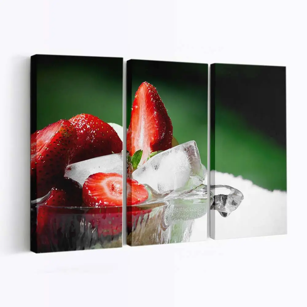 Frische Erdbeere und Eiswrfel im Drink Leinwandbild