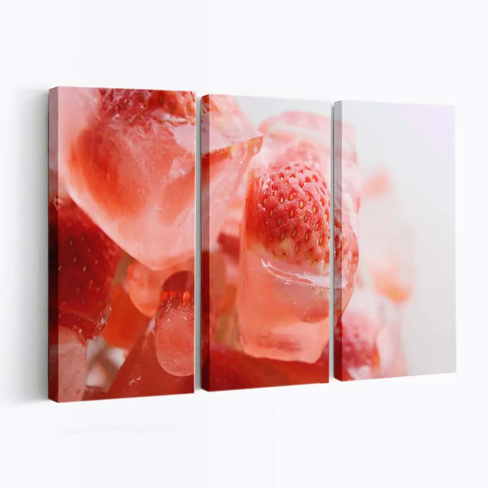 Frische Rote Erdbeeren auf Eiswrfeln Leinwandbild