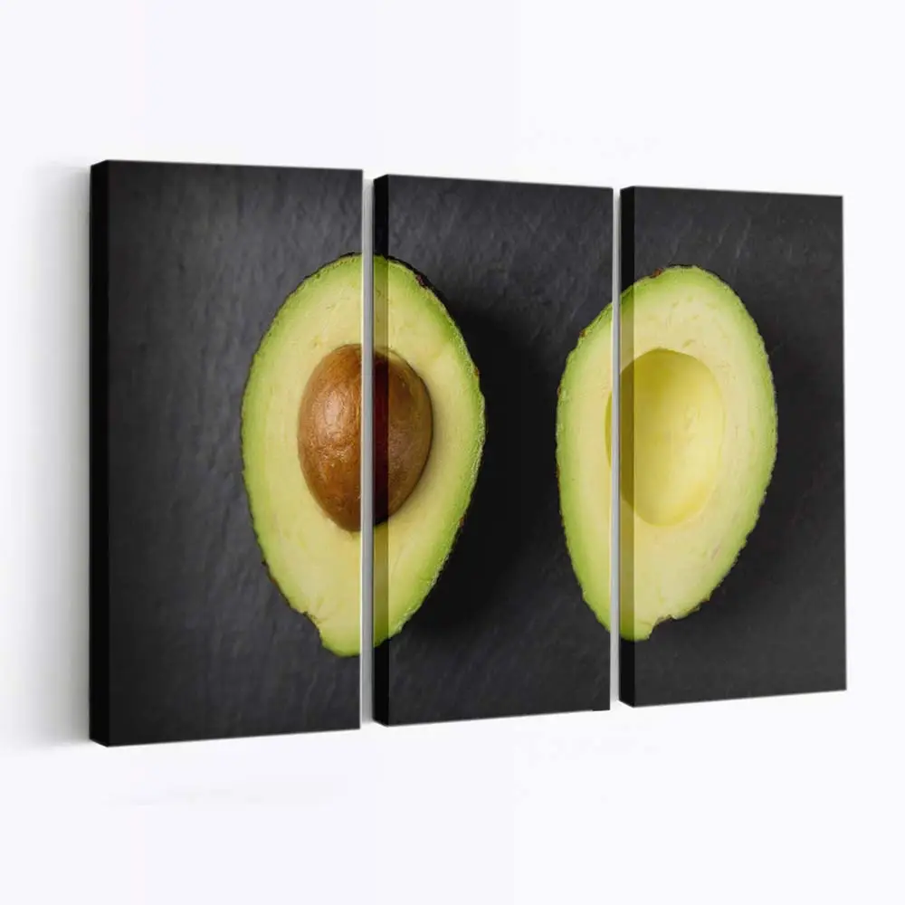 Halbierte Frische Bio-avocado Leinwandbild