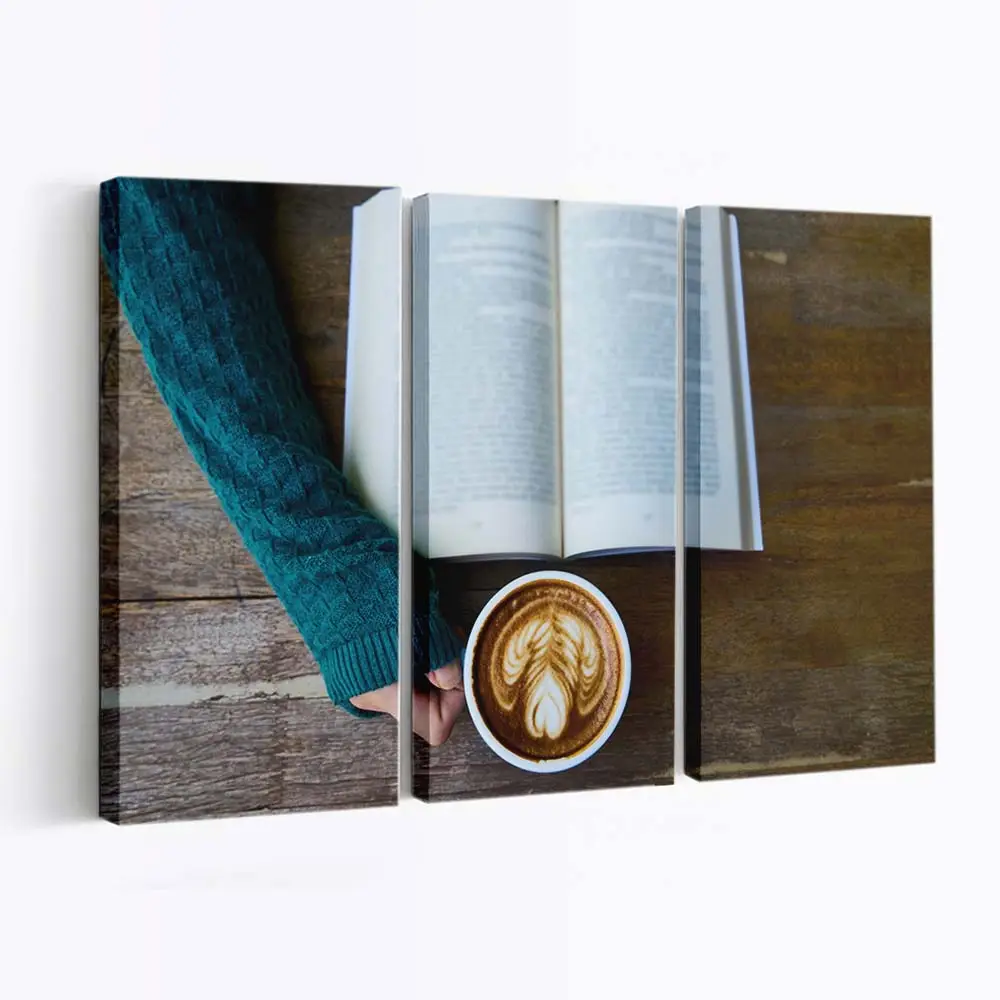 Heiße Tasse Kaffee neben einem Guten Buch Leinwandbild