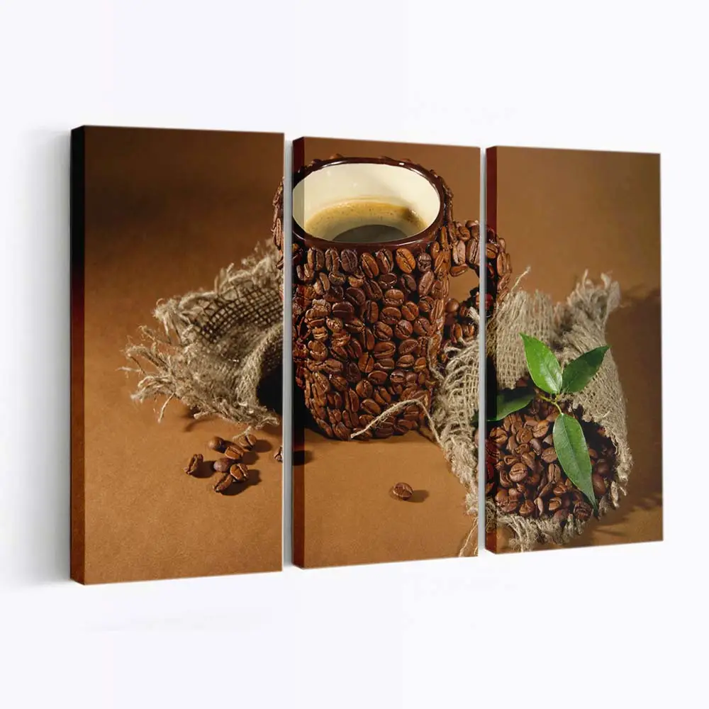 Kaffeetasse Gefüllt mit Bohnen und Grünen Blättern Leinwandbild