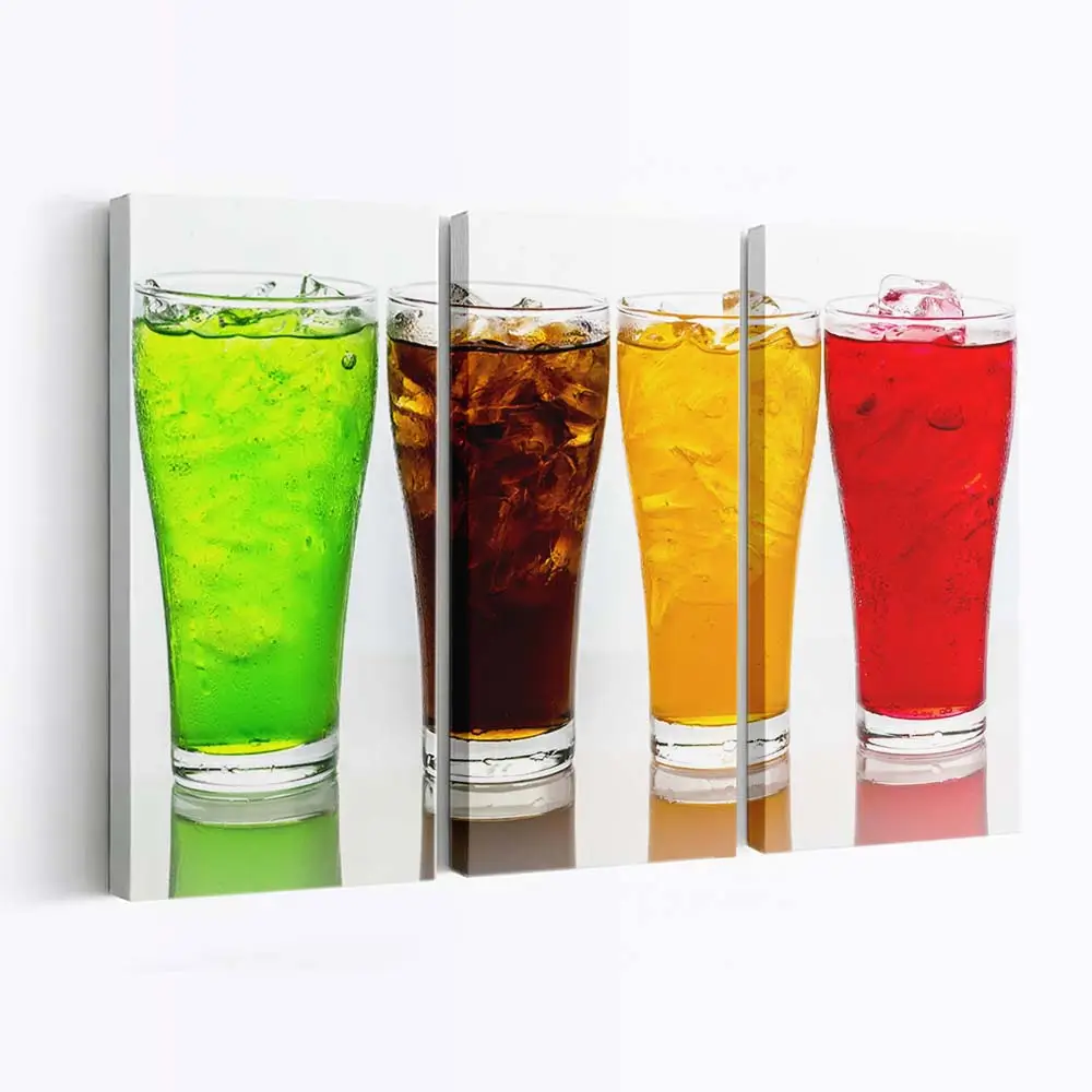 Kalte Gläser mit Limonade und Eiswrfeln Leinwandbild