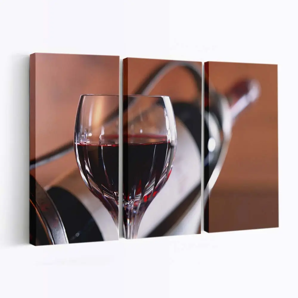 Klassisches Kristallglas mit Rotwein Leinwandbild