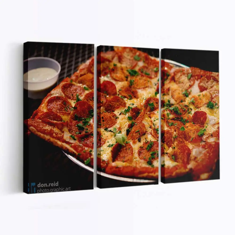 Heiße Italienische Pizza mit Geschmolzenem Käse Leinwandbild