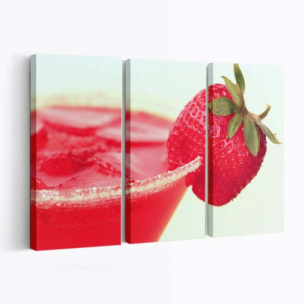 Geschichtetes Erdbeerdessert im Glas Leinwandbild