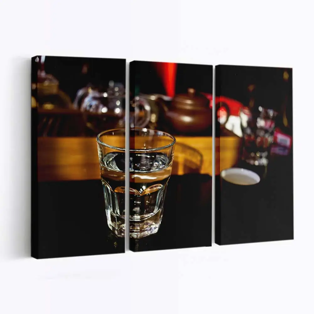 Leeres Klares Glas auf einem Holztisch Leinwandbild