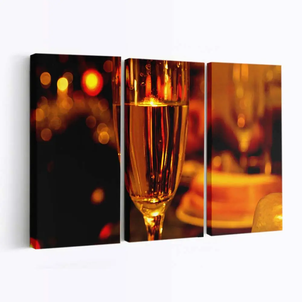 Leeres Kristallweinglas auf einem Holztisch Leinwandbild