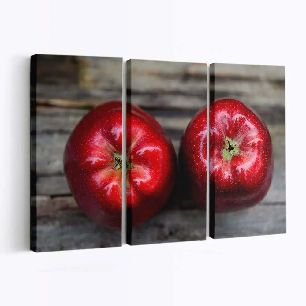 Leuchtend Roter Apfel mit Wassertropfen Leinwandbild