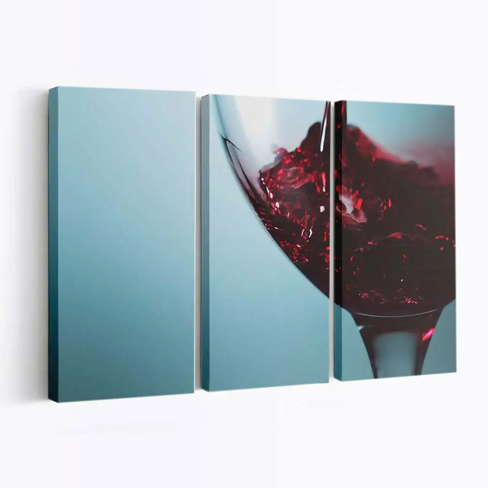 Romantisches Süßetting mit Eingeschenktem Glas Rotwein Leinwandbild