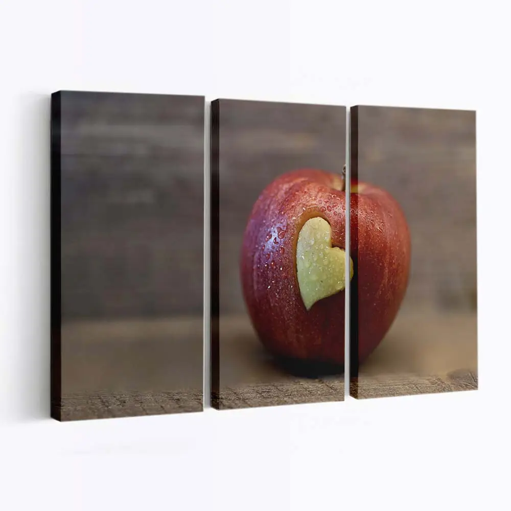 Süßer Roter Apfel in Herzform Leinwandbild