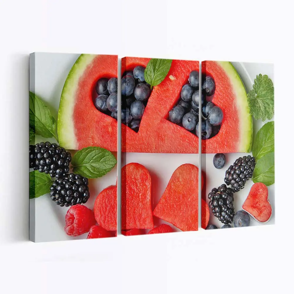 Wassermelonenherzen mit Gemischten Beeren und Süßen Früchten Leinwandbild