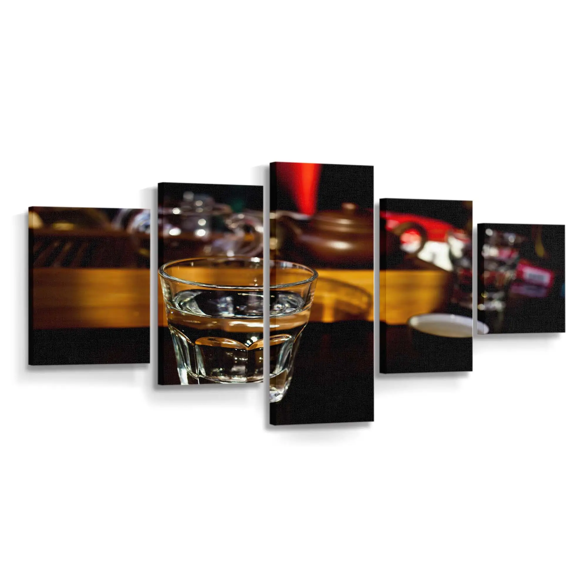 Leeres Klares Glas auf einem Holztisch Leinwandbild