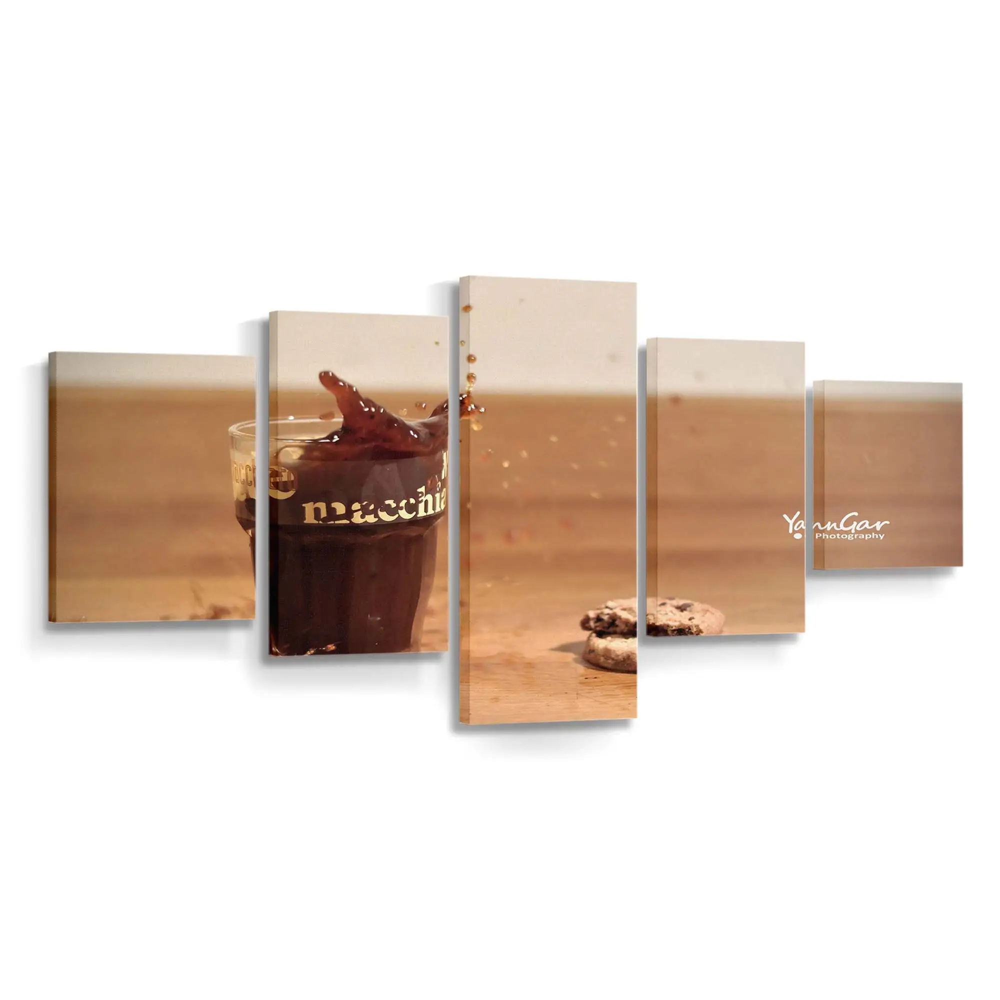 Milch Spritzt Ber Einen köstlich Gebackenen Keks Leinwandbild
