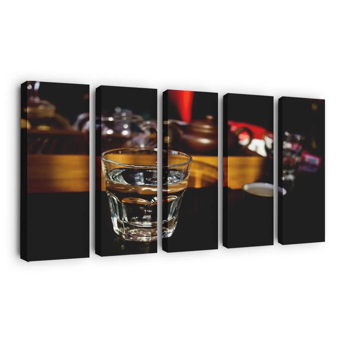 Leeres Klares Glas auf einem Holztisch Leinwandbild