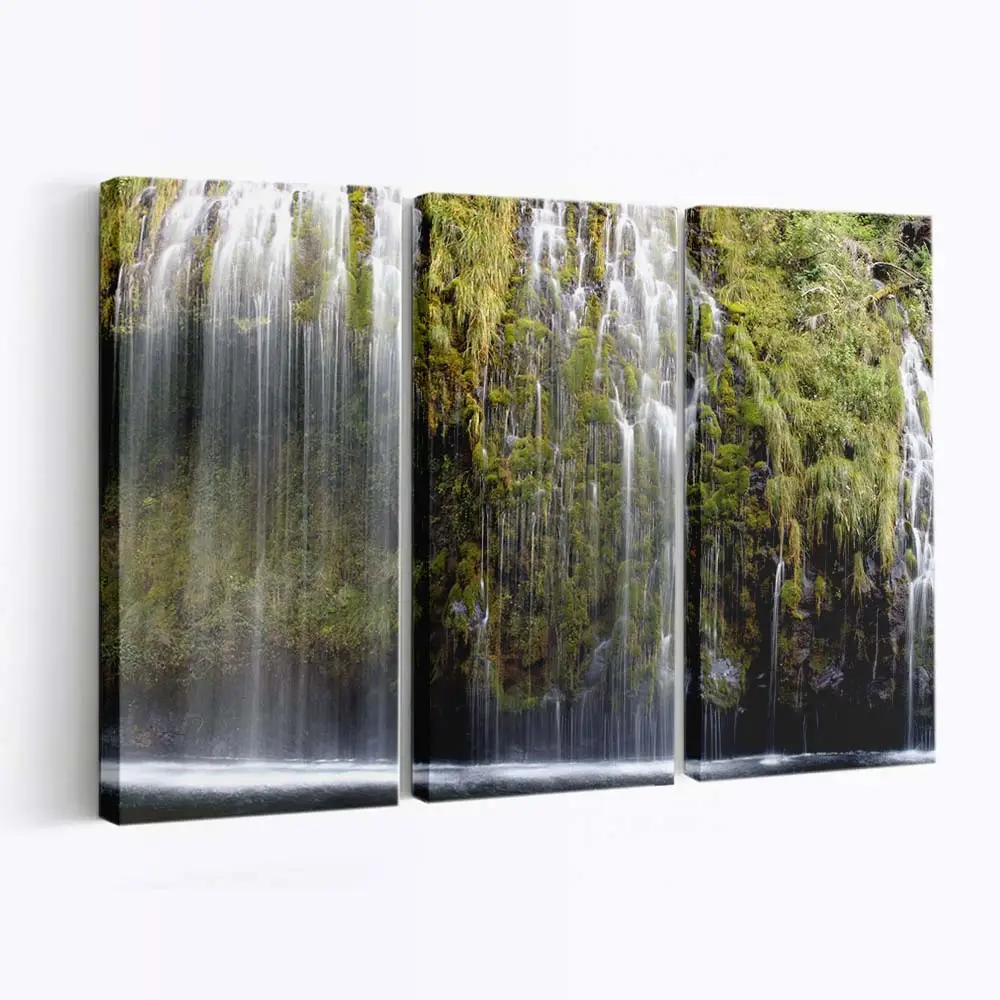 Friedlicher Wasserfall im Wald – Natur Wandbild