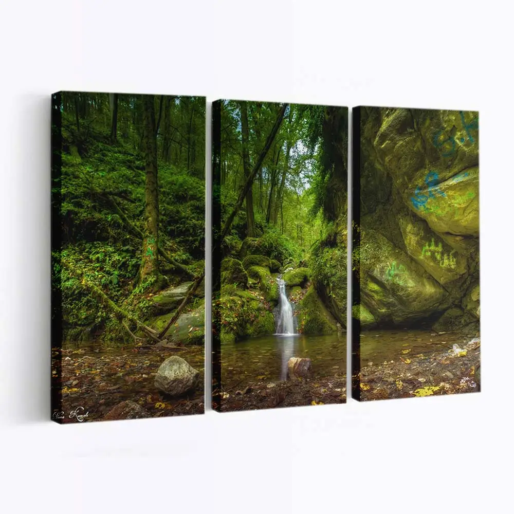 Kleiner Ruhiger Wasserfall im Wald – Natur Wandbild