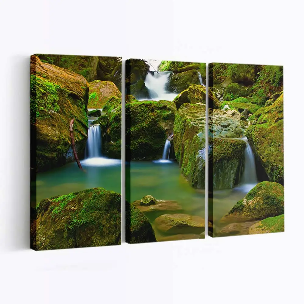 Moosige Felsen am Wasserfall – Natur Wandbild