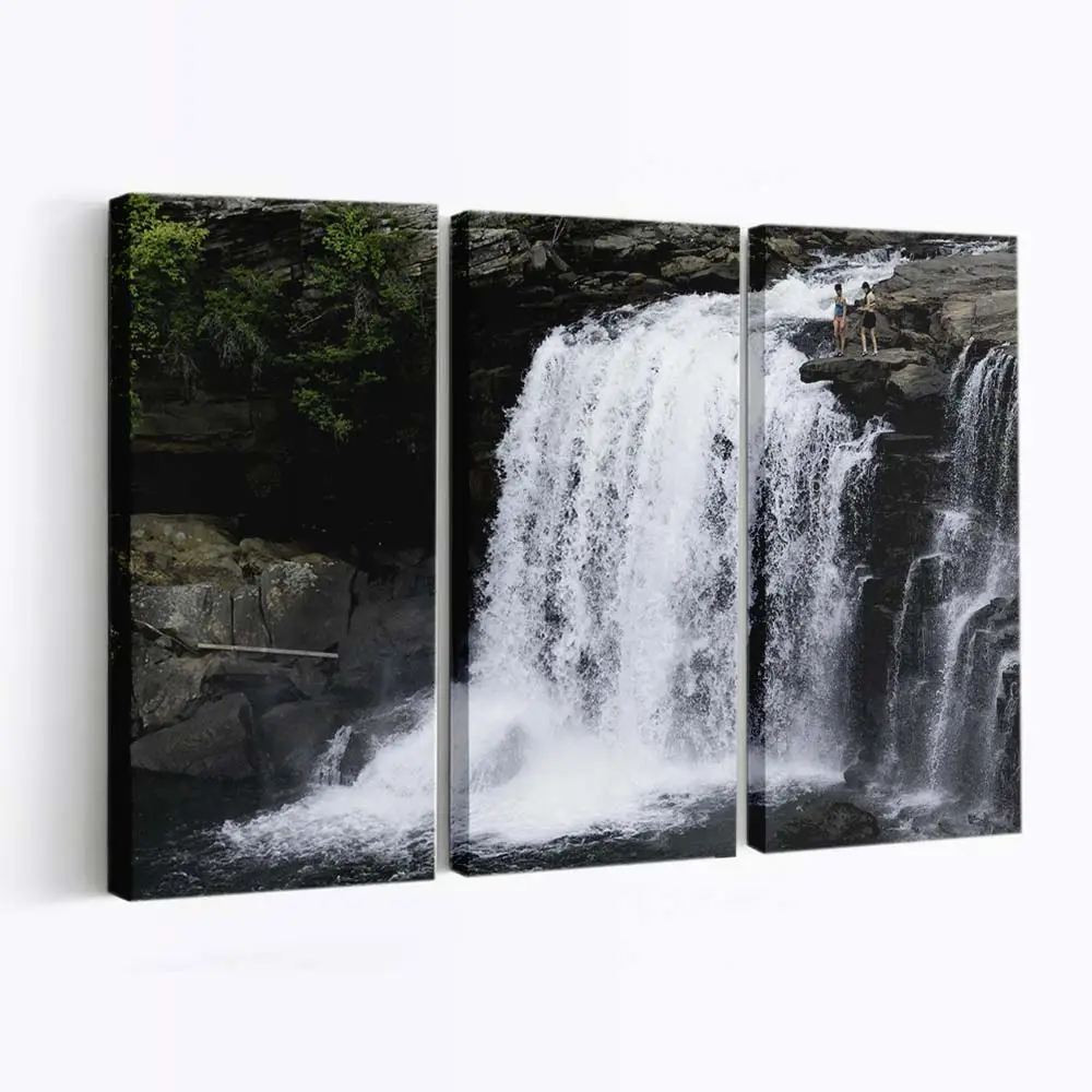 Versteckter Wasserfall über Felsen – Bergwasserfall Leinwandbild