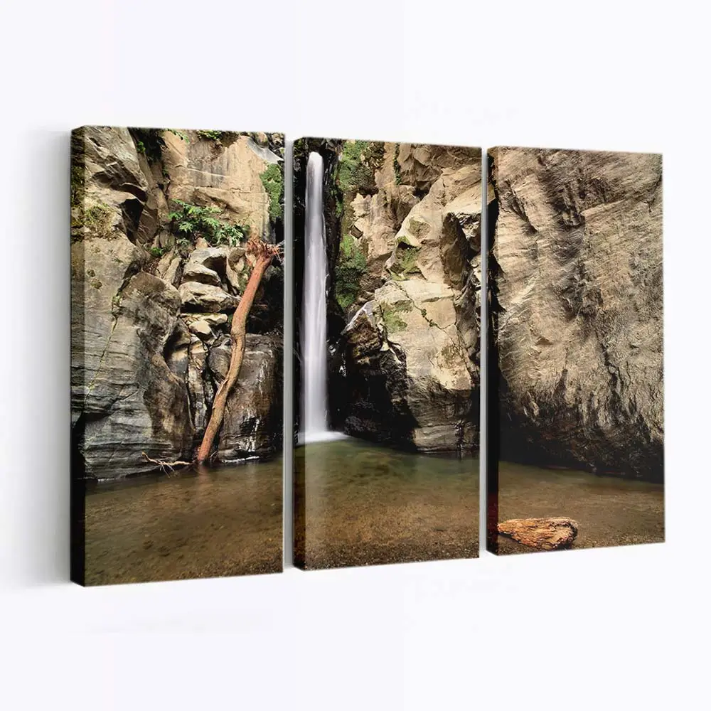 Wasserfall über Felsen in Langzeitbelichtung – Bergwasserfall Leinwandbild