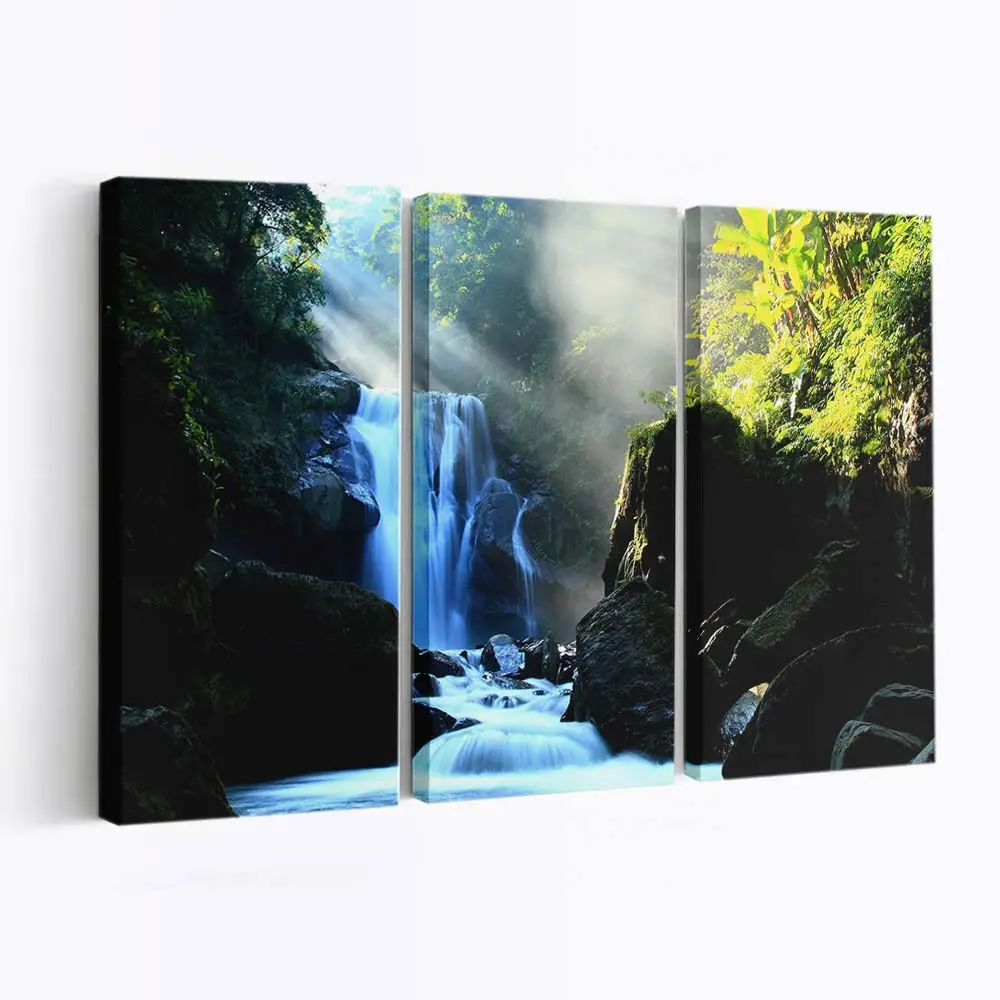 Wasserfall in einem grünen Tal – Natur Wandbild