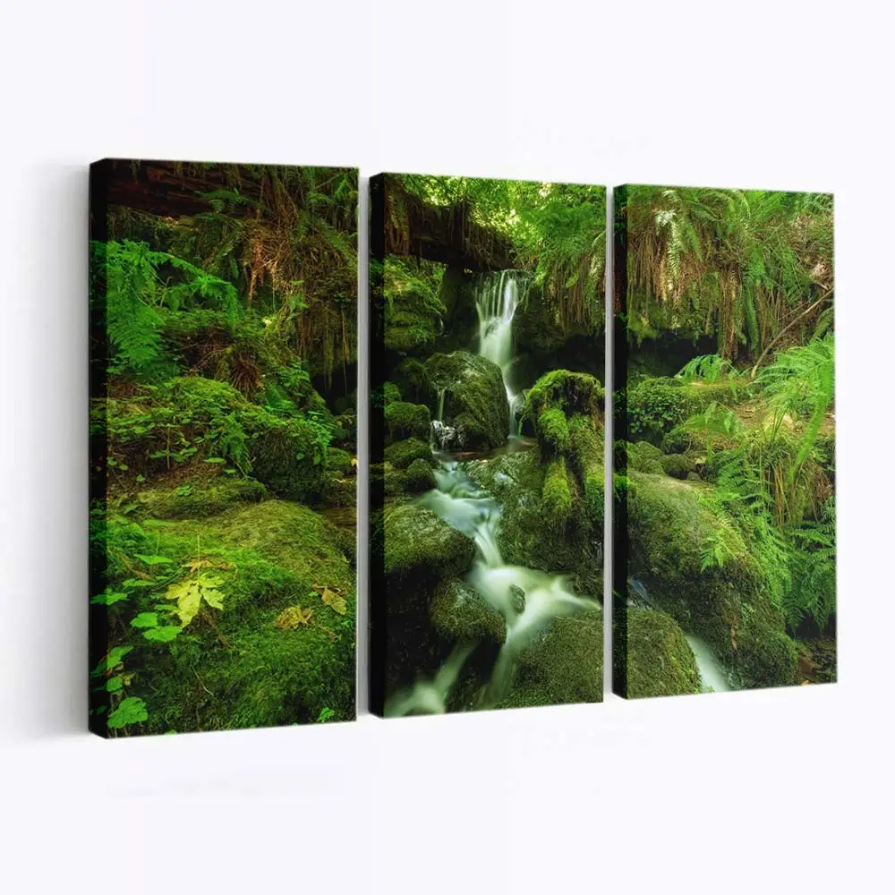 Wasserfall mit Farnen und grünem Moos – Natur Wandbild