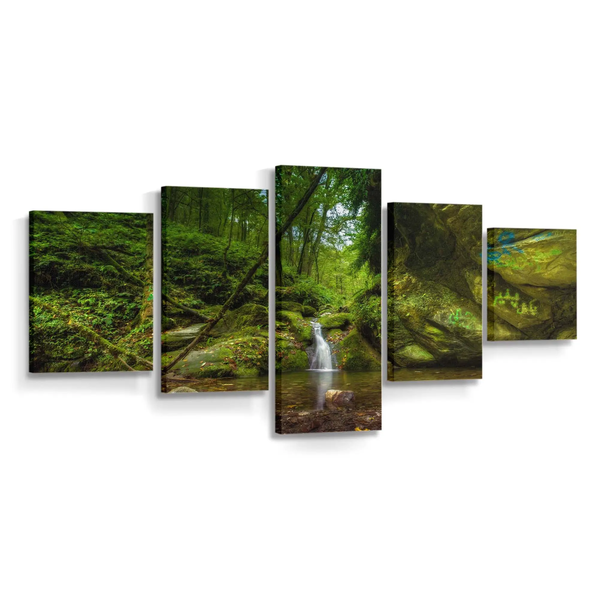 Kleiner Ruhiger Wasserfall im Wald – Natur Wandbild