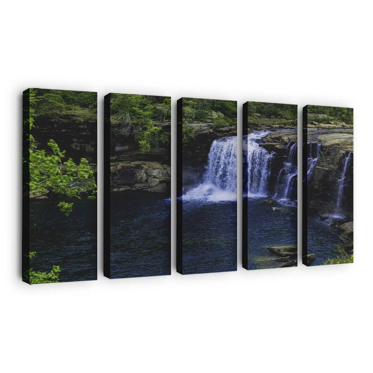 Ruhige Wasserfall-Landschaft – Natur Wandbild