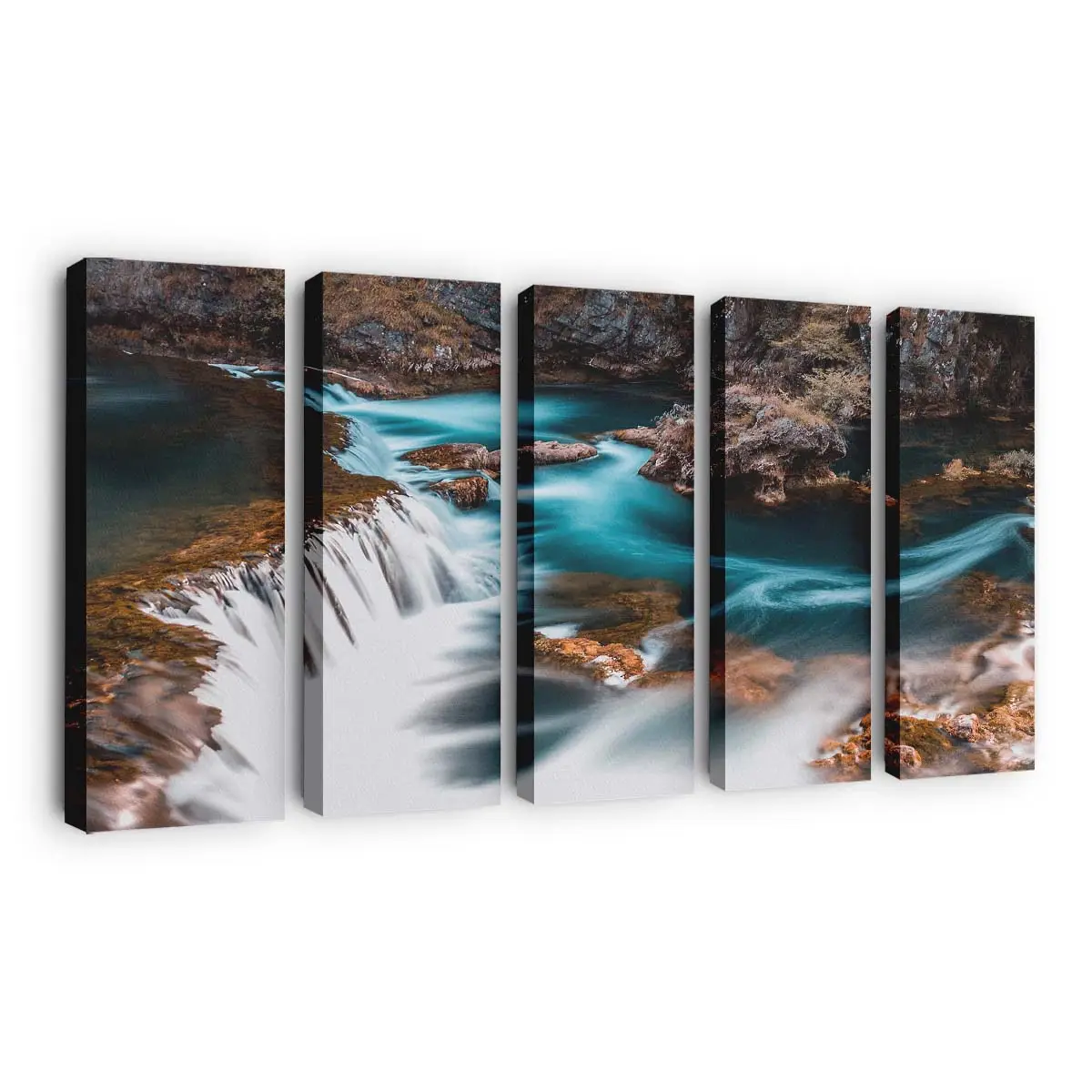 Sanfter Wasserfall in Langzeitbelichtung – Natur Fotokunst