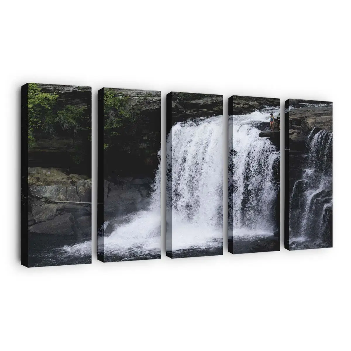 Versteckter Wasserfall über Felsen – Bergwasserfall Leinwandbild
